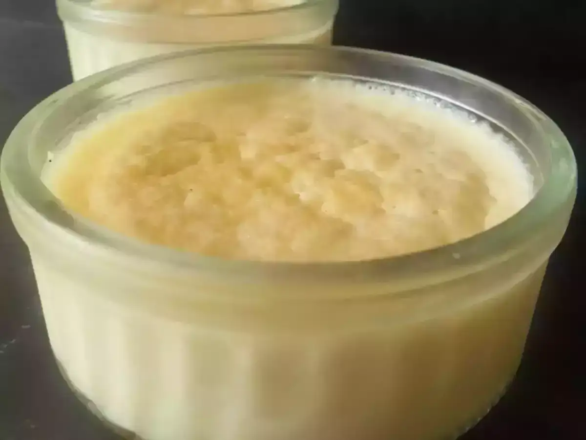 Deux ramequins de semoule au lait, un dessert cr&eacute;meux et r&eacute;confortant, pr&ecirc;ts &agrave; &ecirc;tre d&eacute;gust&eacute;s.