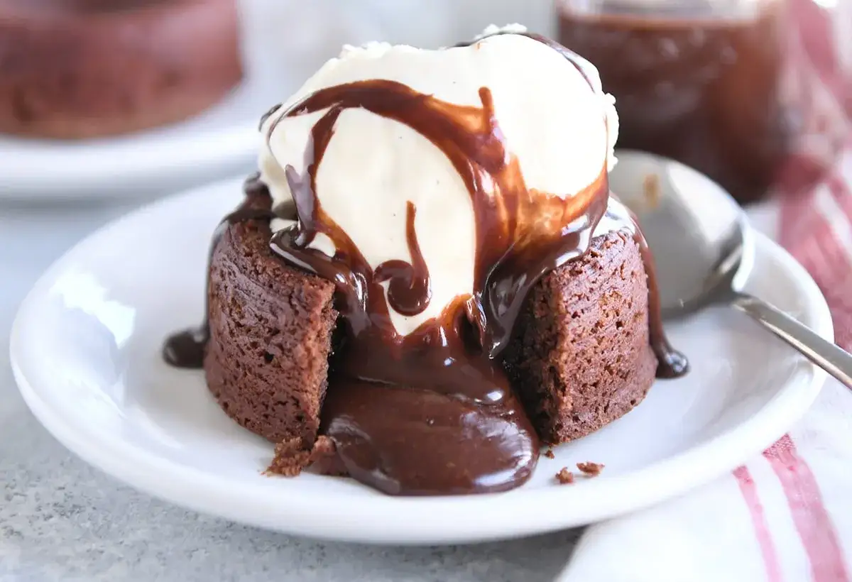 Un fondant au chocolat coulant, surmont&eacute; d'une boule de glace &agrave; la vanille et napp&eacute; de sauce chocolat. Un d&eacute;lice !