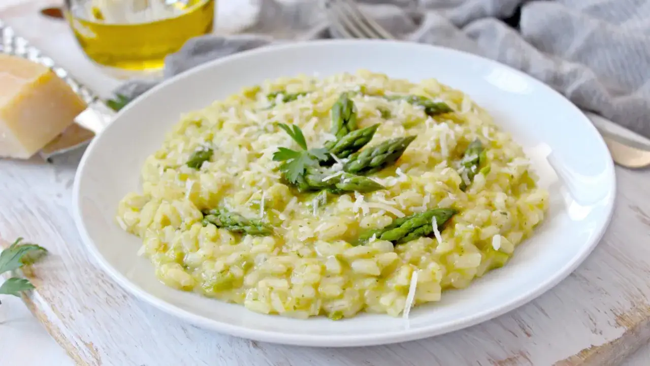 Risotto cr&eacute;meux aux asperges, garni de parmesan r&acirc;p&eacute; et d'une touche de persil. Un d&eacute;lice qui appelle un bon vin blanc pour risotto.