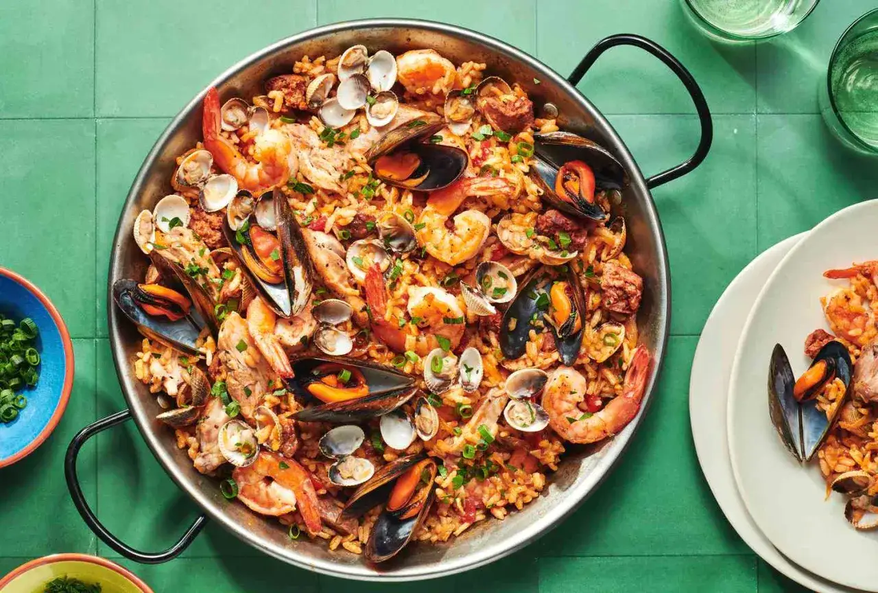 Paella g&eacute;n&eacute;reuse avec poulet, crevettes, moules et palourdes. Un d&eacute;lice qui invite &agrave; se demander quel vin avec paella poulet fruits mer.