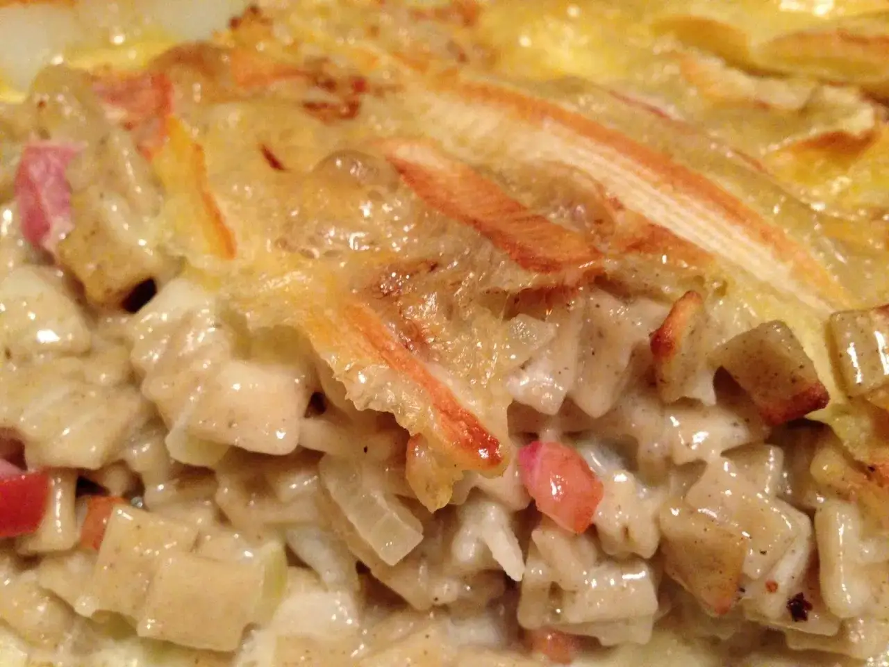 Un plat gratin&eacute; de crozets savoyards, cr&eacute;meux et r&eacute;confortant, parfait avec un bon vin.