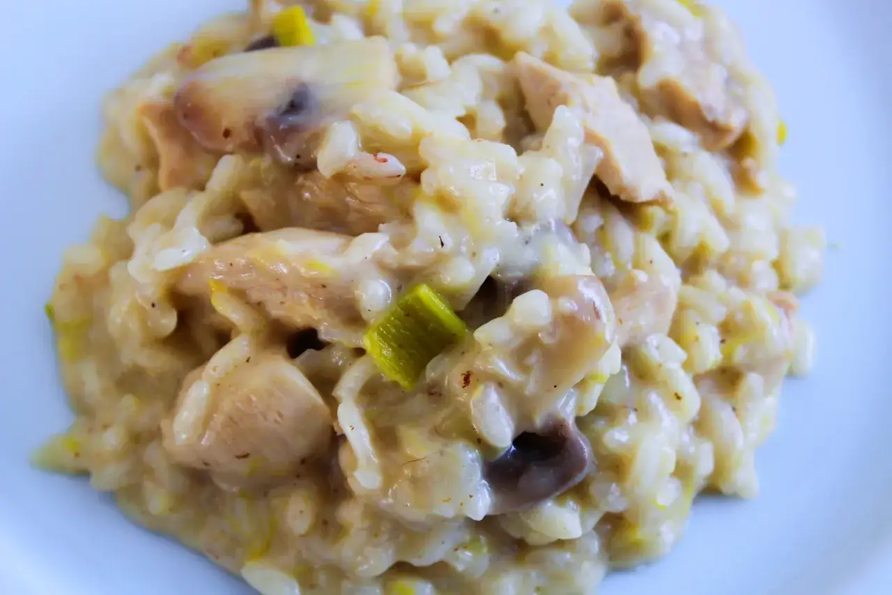 Un cr&eacute;meux risotto poulet, parsem&eacute; de champignons et de poireaux, pr&ecirc;t &agrave; &ecirc;tre d&eacute;gust&eacute;.