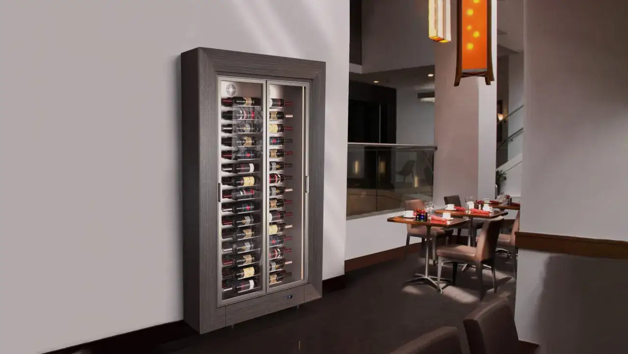 Cave &agrave; vin moderne remplie de bouteilles, id&eacute;ale pour le vieillissement du vin. L'&eacute;clairage doux met en valeur la collection.