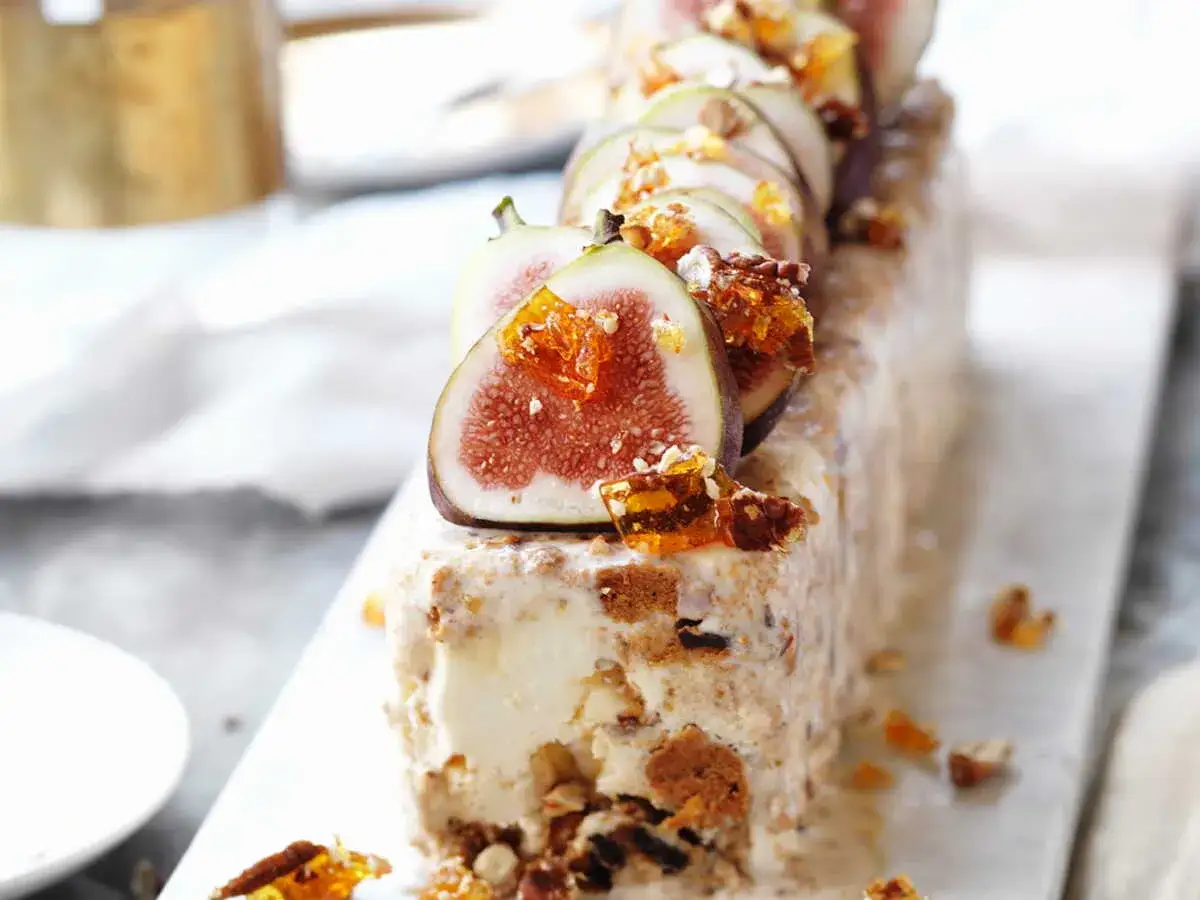Un délicieux nougat glacé aux figues fraîches et éclats de caramel, une gourmandise parfaite pour l'été.