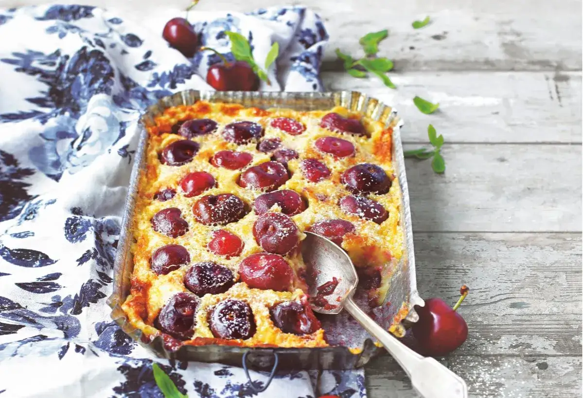 Un d&eacute;licieux clafoutis aux cerises, pr&ecirc;t &agrave; &ecirc;tre d&eacute;gust&eacute;. Une recette clafoutis facile pour un dessert gourmand.