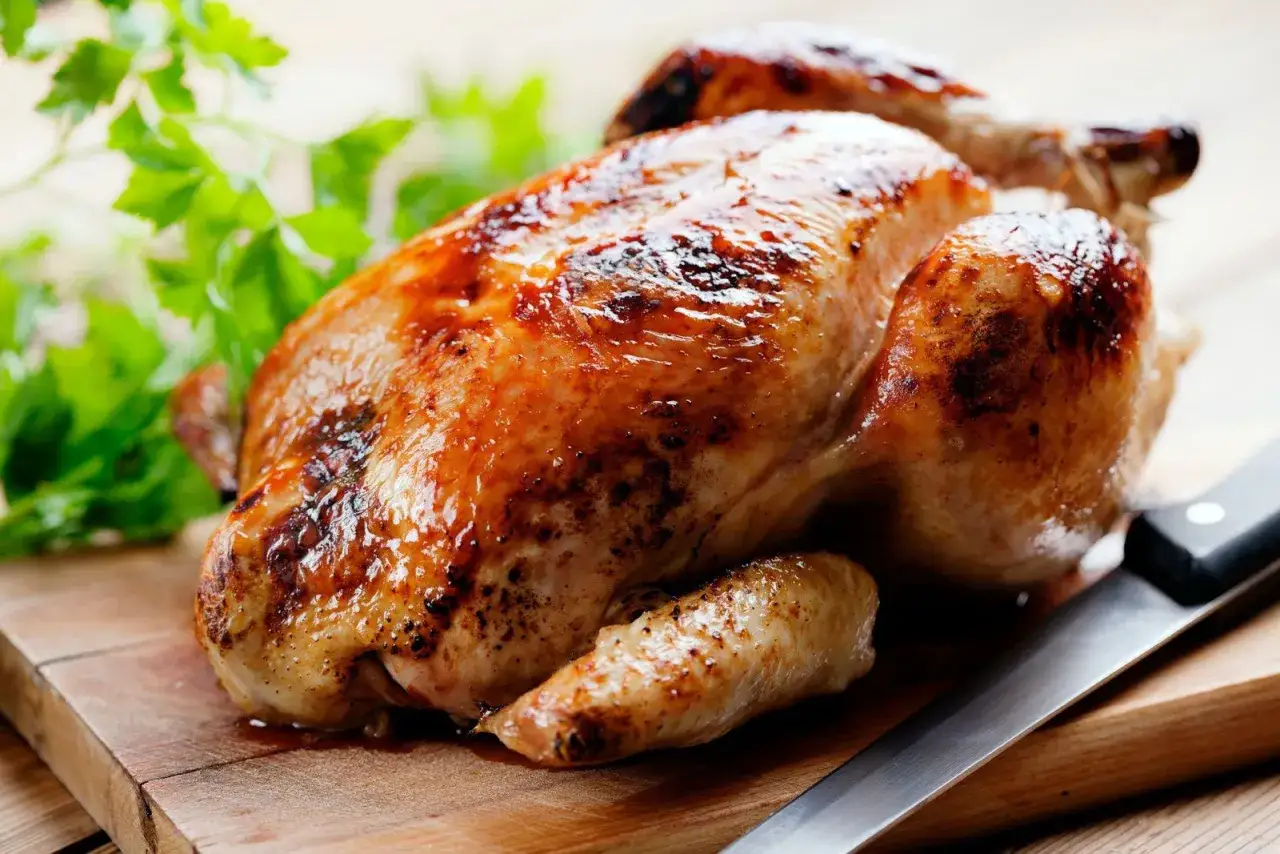 Un délicieux poulet rôti, prêt à être dégusté avec un bon vin.