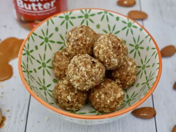 Boules d'énergie maison : un mélange gourmand de datte, flocon d'avoine et amandes pour un en-cas sain.