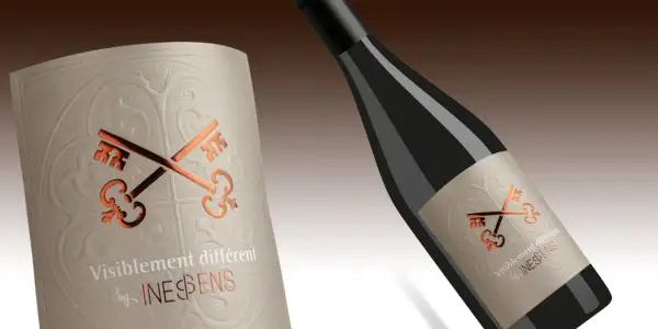 Bouteille de vin avec étiquette ornée de clés croisées et de l'appellation IGP. Le design évoque un savoir-faire unique.