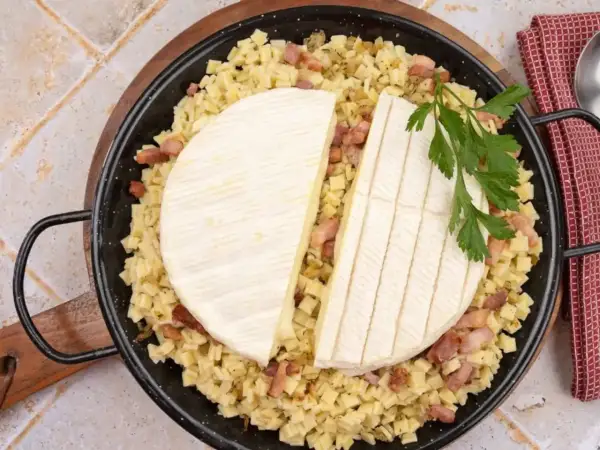 Plat de crozets, lardons et fromage à raclette, prêt à être cuit pour une délicieuse recette croziflette.