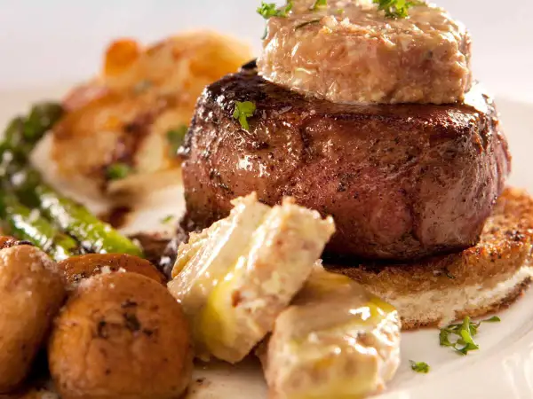 Un tournedos Rossini, avec foie gras et truffes, sur un toast. Quel vin avec tournedos Rossini ? Un vin rouge corsé, comme un Bordeaux.
