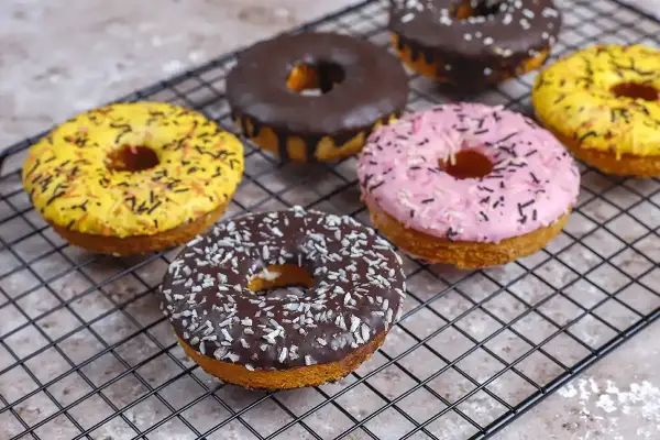Délicieux donuts colorés, prêts à être dégustés. Une recette facile pour un goûter gourmand.