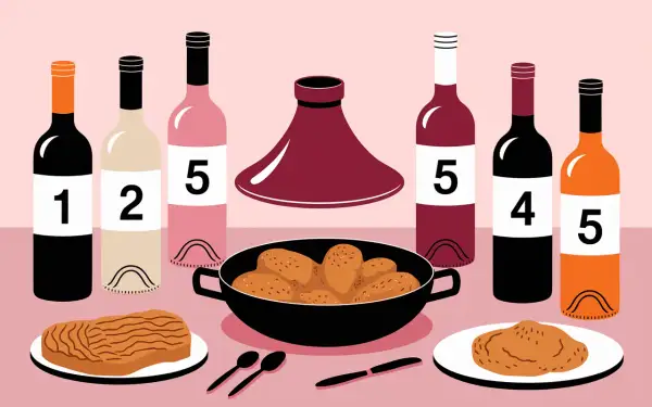 Bouteilles de vin numérotées et un plat de tajine poulet prêt à être dégusté.