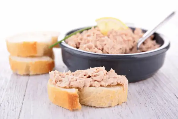 Tranches de pain garnies de rillettes de thon, un délice à tartiner.