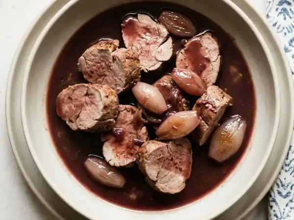 Filet mignon de porc en sauce, servi avec des petits oignons. Quel vin avec filet mignon de porc ? Un Pinot Noir serait parfait.