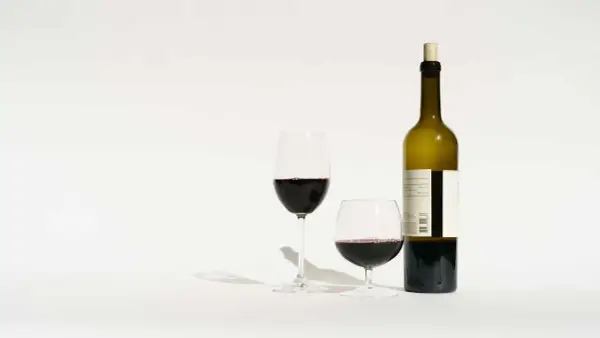 Une bouteille de vin rouge et deux verres remplis. Combien de verres dans une bouteille de vin ? La réponse est dans la dégustation.