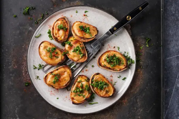 Petits toasts garnis d'une préparation crémeuse, parsemés de persil frais et de paprika. Une délicieuse recette welsh pour l'apéritif.