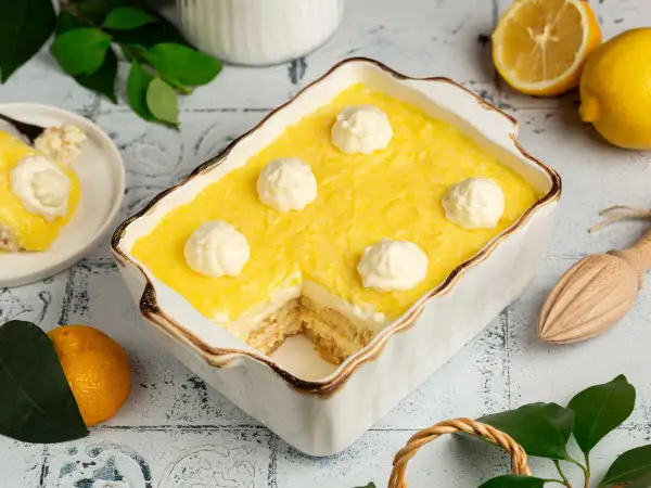 Un délicieux tiramisu citron, crémeux et aérien, garni de touches de chantilly. Un dessert frais et acidulé.